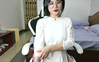 Anna Gấu cosplay học sinh móc bướm rên rỉ trên live