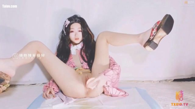 Em loli bướm non cosplay Nezuko tự sướng với cu giả